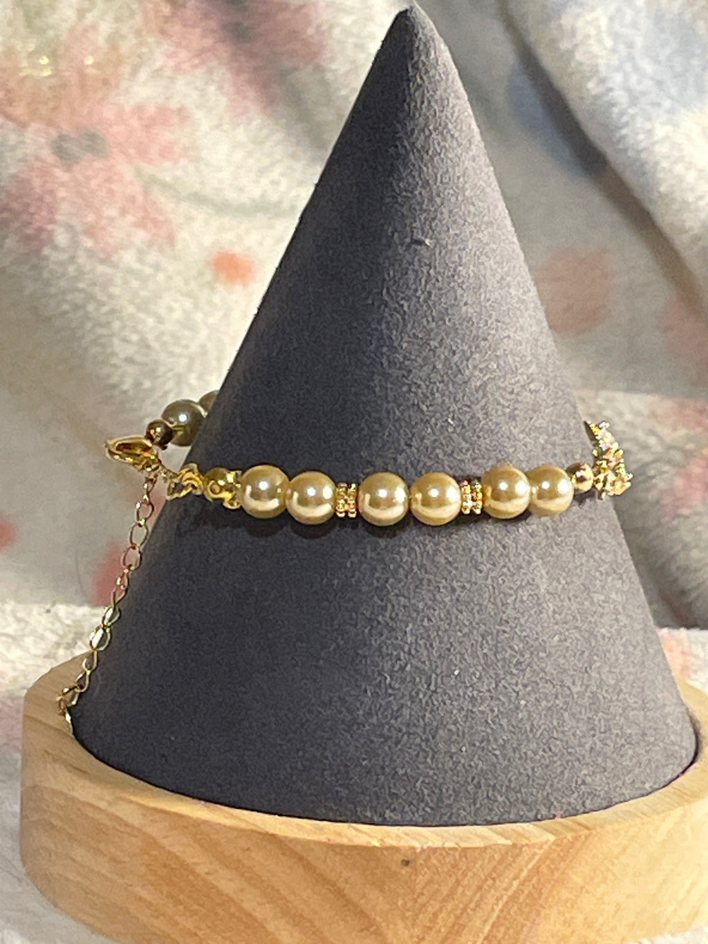 Gold pearl with zirconium in the middle