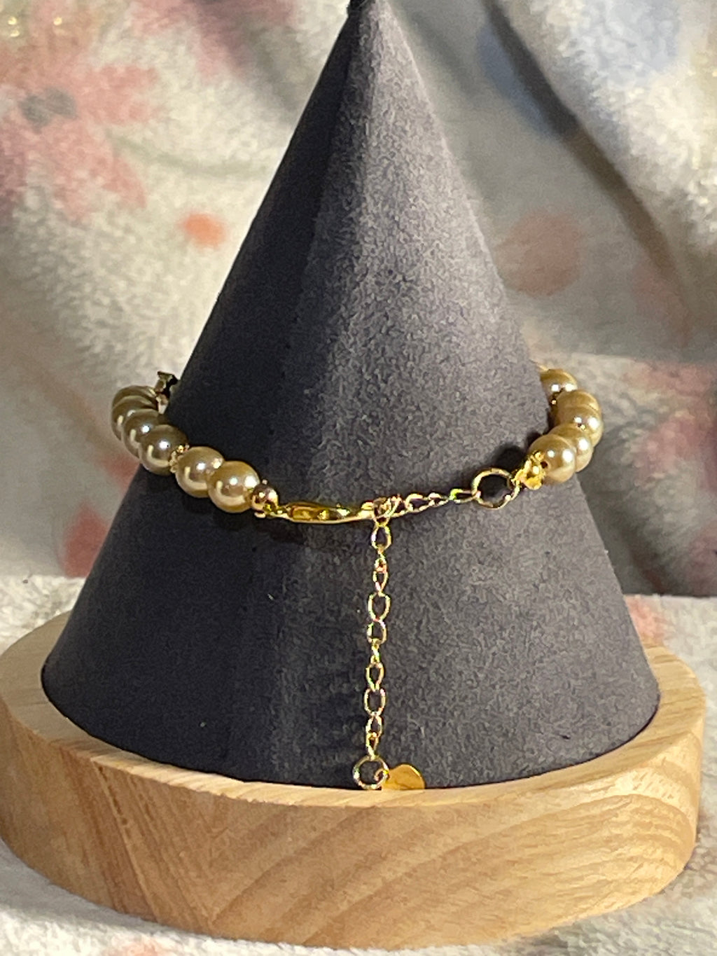 Gold pearl with zirconium in the middle