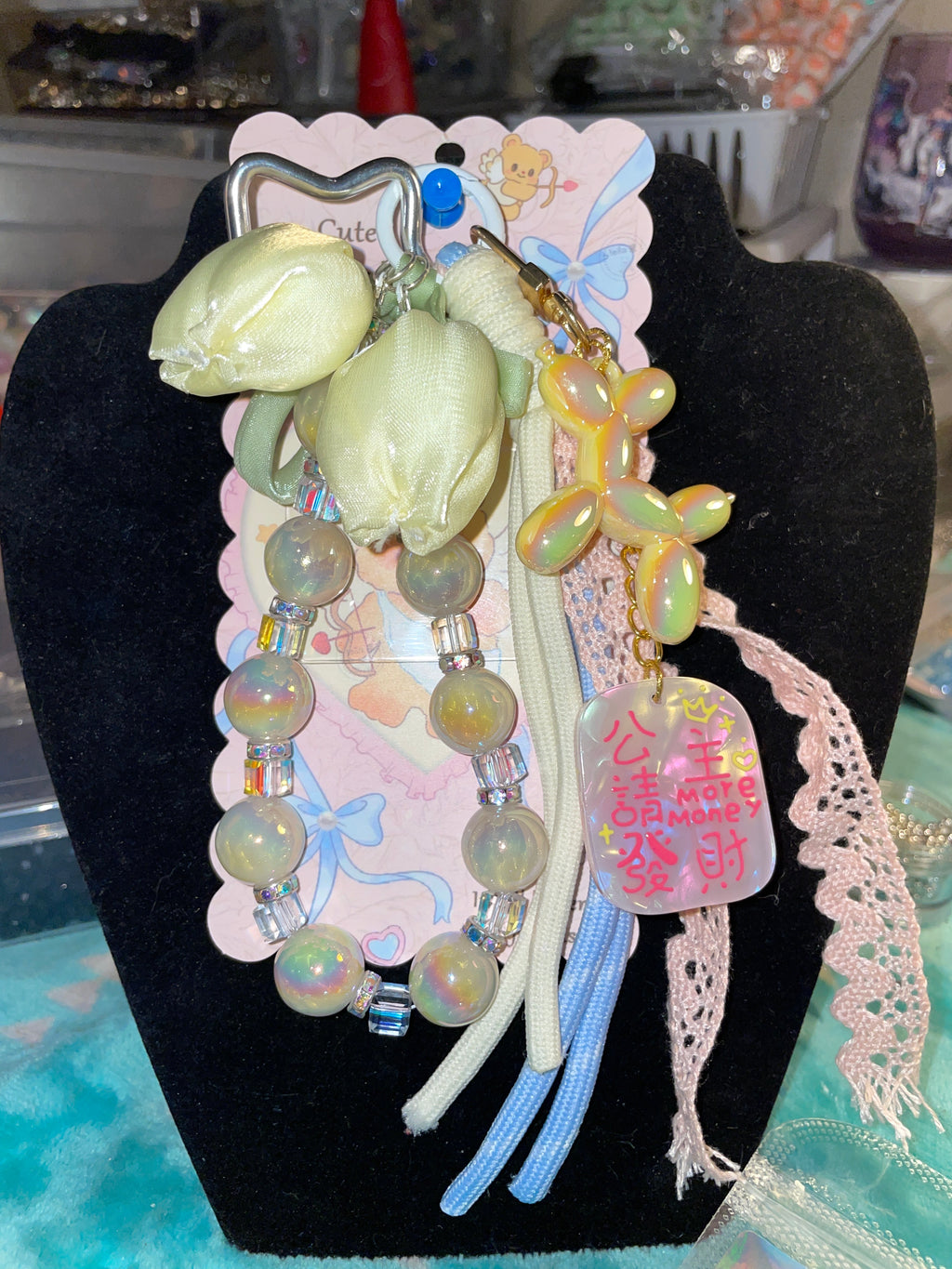 Yellow tulip/balloon dog keychain￼