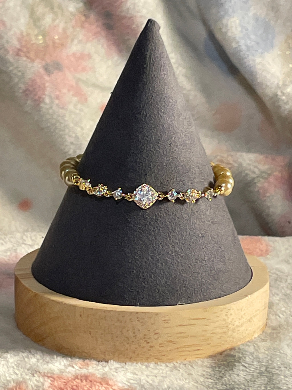 Gold pearl with zirconium in the middle